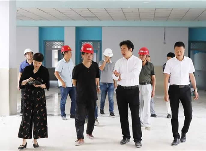 【達州東辰】達州東辰賈磊校長(cháng)帶行政對校舍工(gōng)程進行初驗收
